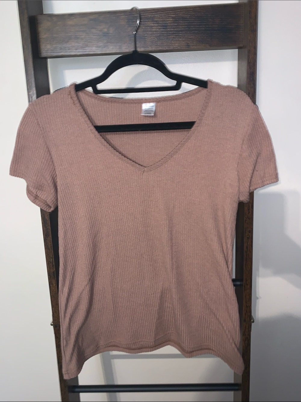 Amazon Ribbed V-Neck Short Sleeve Top in Mauve